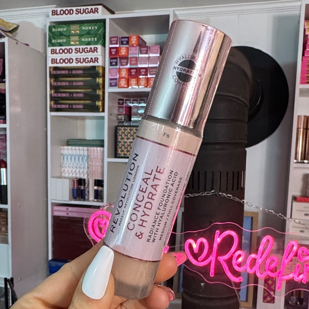 Revolution Conceal & Hydrate Radiance Foundation - F6